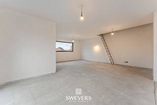 Voor meer info en foto’s, surf naar www.swevers.be –In een rustige buurt in het centrum van Paal vind je deze halfopen nieuwbouwwoning (bouwjaar...