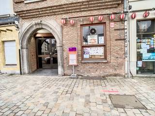 Doe een virtueel bezoek via www.living-stone.be en plan je bezoek in.Een commercieel pand gelegen op een uitstekende locatie aan het...