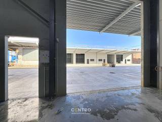 <u><strong>Benaderende bruto-AFMETINGEN: </strong></u><br />Magazijn: 245m² <br />2 private parkeerplaatsen<br /><br /><u><strong>AFWERKING:</strong></u><br />- Stalen constructie <br />- Gevelwanden in betonpanelen<br />- Gepolierde en gewapende betonvloer<br />- Luifel aan de voorkant !<br />- Geïsoleerd dak, bestaande uit steeldeck met grote centrale lichtstraat<br />- Geïsoleerde, elektrische sectionaalpoort (h: 4,5m; b: 4m)<br />- Afzonderlijke aluminium inkomdeur met raam, voorzien van aluminium schrijnwerk en hogerendementsbeglazing<br />- Twee stopcontacten + 1 drijfkracht<br />- Buitenverlichting<br />- Vrije hoogte 7m<br /><br /><u><strong>NUTSVOORZIENINGEN:</strong></u><br />Elektriciteit (63A) - stadswater (tussenteller)- regenwater.<br />Iedere unit heeft een afzonderlijke tussenteller (de eigenaar plaatst zonnepanelen en een batterij). <br />Er is een gescheiden rioleringsstelsel voorzien voor afvoer regenwater en afvalwater. Per unit is een afvoer voorzien voor sanitaire module.<br />Per 2 units is er een RW-put van 15.000 liter voorzien. Deze regenput is voorzien van een aanzuigleiding socarex (1 per unit), excl. pomp. <br /><br /><u><strong>OMGEVINGSWERKEN en TOEGANGSWEGEN</strong></u>:<br />Verharding in beton met een ruime doorrit van 12m breedte.  <br />Weegbrug aanwezig 3 x 18m.<br /><br /><u><strong>BESTEMMINGSMOGELIJKHEDEN:</strong></u><br />Zone voor milieubelastende industrieën.<br />Opslag, productie, bewerking en verwerking van goederen.<br /><br /><u><strong>LIGGING:</strong></u><br />De KMO-loodsen aan Kaaistraat 5 in Kerkhove (deelgemeente van Avelgem) liggen in de Scheldevallei, in een zone met (watergebonden) bedrijvigheid langs de rivier de Schelde. Vlakbij het rondpunt naar N8 (Oudenaardsesteenweg-Brugstraat) en N36 (Bruggesteenweg).<br />E17 bereikbaar binnen ca. 20 minuten rijden.<br /><br /><u>* Bijzonderheden:</u><br />- Geen gemene kosten !<br />- Mogelijkheid tot het plaatsen van een laadpaal op eigen kosten.<br />- Vermelde prijzen zijn excl. onroerende voorheffing (1m forfaitair), voorschot nutsen (€50/m) en BTW.<br />- Onze referentie op <strong>www.centro.be</strong>: <strong>P0497</strong> of contacteer ons op <strong>050 70 01 02</strong>.
