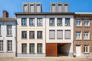 Op een toplocatie, op wandelafstand van het bruisende centrum van Lier, bevindt zich dit instapklare en lichtrijke appartement met twee slaapkamers, een aangenaam terras en een ondergrondse parkeerplaats. Dankzij de gunstige ligging geniet u van een vlotte bereikbaarheid van winkels, scholen en openbaar vervoer.<br /><br />Via de inkomhal, voorzien van een gastentoilet en vestiaire, betreden we het appartement. De ruime en lichtrijke leefruimte biedt voldoende plaats voor een gezellige zithoek en een aparte eetruimte. Vanuit de eetplaats heeft u rechtstreeks toegang tot het zonnige terras, waar het heerlijk vertoeven is. De open keuken sluit naadloos aan op de leefruimte en is uitgerust met de voornaamste toestellen. Aansluitend bevindt zich een praktische berging. Via de nachthal bereikt u de twee slaapkamers en de badkamer, die is ingericht met een ligbad, een aparte douche en een dubbele lavabo. De ondergrondse parkeerplaats dient mee aangekocht te worden voor € 20.000.<br /><br />Bovendien beschikt het appartement over een conforme elektrische keuring en een uitstekende energiescore (EPC A – 92 kWh/(m² jaar)), wat garant staat voor een energiezuinige en comfortabele woonervaring.<br /><br />Dit is een uitstekende opportuniteit als u op zoek bent naar een lichtrijk appartement met twee slaapkamers, terras en een parkeerplaats te Lier. Contacteer ons voor meer informatie op 0479 13 63 69 of via info@boonstravastgoed.be.<br /><br />Bijzonderheden:<br />- Terras<br />- Parkeerplaats<br />- 2 slaapkamers