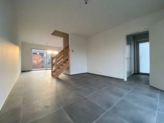 Energiezuinige nieuwbouwwoning met 3 slaapkamers, tuin, tuinberging, carport en autostaanplaats. Beschikbaar: onmiddellijk.Ligging: centraal gelegen...