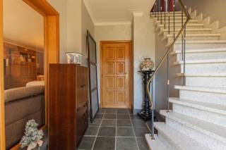 <p><span>RUIME EN GRONDIG OP TE FRISSEN OPEN BEBOUWING 189M² MET 3 SLAAPKAMERS, GARAGES EN GROTE WEST-GEORIËNTEERDE TUIN OP 19A53CA</span></p><p><span>landelijke ligging op wandelafstand van natuurreservaat "Blaasveldbroek" nabij centrum Blaasveld (Willebroek) met vlotte bereikbaarheid via A12, E19, N16 en N17</span></p><p><span> </span></p><p><span>Gelijkvloers:</span><span> Inkomhal (3,8 x 2,9m) / living (8,5 x 4,8m) / eetplaats (5,5 x 2,3m) / keuken (4,1 x 2,8m) / bijkeuken (1,6 x 1,4m) / wc / garage (4,7 x 3,3m).</span></p><p><span>1ste verdieping:</span><span> Nachthal / 3 slaapkamers (20m²; 4,3 x 4,1m; 3,1 x 2,7m) / badkamer met wastafel, douche en wc.</span></p><p><span>Stockage-zolder.</span></p><p><span>kelder (9m²).</span></p><p><span>Garage - tuinberging (14,7 x 3m)</span></p><p><span>Oprit met meerdere autostaanplaatsen.</span></p><p><span> </span></p><p><span>Woning is voorzien van luchtverwarming (C.V. op gas) en een warmtepomp lucht-lucht (airco).</span></p><p><span> </span></p><p><span><br /><br /></span></p><p><span> </span></p>