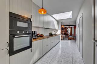 <p>Deze woning is <strong>gunstig gelegen</strong> in Bevere, op een boogscheut van het centrum van Oudenaarde. Dankzij de vlotte bereikbaarheid en de nabijheid van het station, winkels, scholen en andere dagelijkse voorzieningen geniet u hier van een bijzonder praktische ligging. Ook de aansluiting op de N60 is vlot bereikbaar, wat deze locatie ideaal maakt voor wie centraal wil wonen met goede verbindingen naar de ruime omgeving. Via de aparte inkomhal betreedt u de <strong>gezellige leefruimte</strong>, die naadloos overgaat in de <strong>vernieuwde en volledig geïnstalleerde keuken</strong>. Verder bevinden zich op het gelijkvloers een praktische berging, een apart toilet en de badkamer. Op de eerste verdieping bevinden zich <strong>twee slaapkamers</strong>. De zolderverdieping biedt bovendien extra mogelijkheden en kan, mits renovatie, ingericht worden als derde slaapkamer, bureauruimte, hobbykamer of extra bergruimte. Tot slot beschikt de woning over een <strong>gezellig terras</strong> en een <strong>diepe tuin</strong>, waar u volop kunt genieten van rust en buitenruimte. <strong>Dak werd recent geïsoleerd</strong> - <strong>10 zonnepanelen</strong> - <strong>EPC B - Asbestveilig</strong></p>