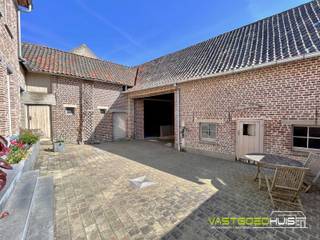<p>Ontdek deze prachtige landelijke woning in hoevestijl met een charmante gesloten binnenkoer, volledig omgeven door stallingen, gelegen in Idegem. Deze instapklare woning combineert karakter en rust met moderne luxe. De stijlvolle inkomhal verwelkomt u en biedt via een grote glazen deur een helder zicht op de leefruimte, keuken en trap naar de eerste verdieping. De lichtrijke leefruimte in Japandi-stijl vormt het hart van de woning en biedt samen met de volledig geïnstalleerde eikenhouten keuken met eiland een prachtig uitzicht op de zonnige tuin. De eetkamer is subtiel verhoogd en bereikbaar via enkele treden, wat een speels en apart accent geeft aan de open ruimte. Ook de gashaard zorgt voor extra gezelligheid. De woning beschikt over 4 slaapkamers verdeeld over de eerste en tweede verdieping, een dressing en een ingerichte badkamer met hoekbad en douche. Buiten zijn er 2 aangelegde zonneterrassen voor lounge en eettafel. Daarnaast is er nog een bergingszolder en een grote garage met automatische poort. Ook op de binnenkoer is er nog voldoende parkeergelegenheid voor meerdere voertuigen. Comfort en duurzaamheid zijn verzekerd dankzij zonnepanelen, een warmtepomp (lucht/lucht), CV-radiatoren op aardgas, hoogrendementsglas-PVC, een volledig conforme elektriciteitsinstallatie en een EPC-label B. Verder geniet u van een hoogwaardige afwerking met mortex-elementen en maatkasten in de vestiaire. Gelegen in een residentiële omgeving nabij het Provinciaal Domein De Gavers en belangrijke verbindingswegen is deze vernieuwde woning ideaal voor gezinnen. Plan uw bezoek vandaag nog en ontdek alles wat deze woning te bieden heeft! Bel 054/69.68.67</p>