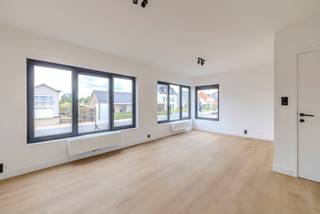 <strong>Instapklare, volledig gerenoveerde woning met 3 slaapkamers en dubbele inpandige garage in Poederlee</strong><br /><br />Deze woning werd volledig en hoogwaardig gerenoveerd met duurzame materialen en is afgewerkt tot in de kleinste details. U geniet van een ruime en lichtrijke leefomgeving met 3 volwaardige slaapkamers, een stijlvolle badkamer en een moderne, volledig uitgeruste keuken voorzien van alle hedendaagse toestellen.<br /><br />Een absolute troef zijn de twee inpandige garages, die niet alleen plaats bieden voor voertuigen, maar ook perfect kunnen dienen als hobbyruimte, atelier, praktijkruimte of extra bergruimte.<br /><br />Ook op technisch vlak scoort deze woning uitstekend:<br /><br />
<ul>
<li>EPC-label A</li>
<li>Conforme elektrische installatie</li>
<li>Volledig geschilderd</li>
<li>Voorzien van alle verlichting</li>
<li>Volledig aangelegde oprit</li>
<li>Volledig omheinde en aangelegde tuin</li>
</ul>
Hier hoeft u werkelijk niets meer te doen. Verhuizen, uitpakken en genieten: deze woning is de definitie van instapklaar wonen.<br /><br />De woning is bovendien onmiddellijk beschikbaar.<br /><br />Interesse?<br />Contacteer vandaag nog FLOR Vastgoed voor meer informatie of een bezichtiging.
