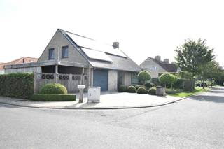 - Ideale ligging in Merkem (Houthulst): Meidoornstraat 2- Ruime woonkamer met centrale verwarming en gezellige gashaard- Open keuken voorzien van...