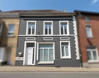 <p><span>SOUS OPTION Dans le joli village de Rebecq, grande maison de maitre proposant de beaux espaces lumineux et une jolie terrasse. La maison se compose d'un vaste hall d'entrée carrelé de 16 m² avec coin vestiaire vers le grand séjour sous plancher stratifié de 40 m² et la cuisine équipée de 20 m² vers la terrasse. Salle de bain de 12 m² équipée d'une douche et d'une baignoire. Toilette séparée. À l'étage, via le hall de nuit, 2 belles chambres sous plancher stratifié de 22 et 18 m². Bureau ou petite chambre de 8 m². À l'étage supérieur, via l'escalier, grand espace de 63 m² à aménager sous belle charpente. Vastes caves dont buanderie, cellier et cave à vin. Double vitrage récent (châssis arrières remplacés en 2023). PEB D; CC gaz et nouveaux radiateurs en 2022. Toiture remplacée en 2011. Adoucisseur d'eau. Nouveau crépis en façade arrière.Electricité conforme. Faire offre à partir de 250 000 €. Infos et visites au 02/355.50.55. </span></p><p><span> </span></p><p><span> </span></p>