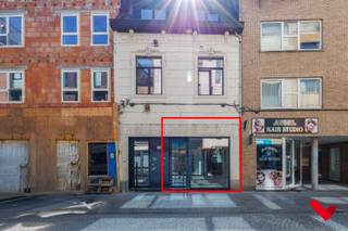 In het centrum van Leuven, op een locatie met veel passage en zichtbaarheid, biedt BVM Vastgoed dit gelijkvloers handelspand van ongeveer 100 m² aan. Gelegen in de Diestsestraat, een verbindingsstraat tussen het station en de binnenstad, vormt dit pand een goede uitvalsbasis voor ondernemers die actief willen zijn in een stedelijke omgeving.<br /><br />Het pand is volledig ingericht en verhuurd waardoor er een mooi rendement is. <br /><br />De indeling is eenvoudig en praktisch. Vooraan is er een open winkelruimte met een brede etalage, wat zorgt voor een goede zichtbaarheid en natuurlijke lichtinval. Achteraan is een aparte, ingerichte keuken aanwezig. Verder heb je ook nog een kelderruimte voor opslag van goederen. <br /><br />De ligging is een grote troef. De Diestsestraat trekt dagelijks een breed publiek van pendelaars, bezoekers en bewoners. Door de centrale positie is het pand vlot bereikbaar te voet, met de fiets, het openbaar vervoer of de wagen.<br /><br />Overzicht:<br />- Gelijkvloers handelspand van ca. 100 m²<br />- Volledig ingericht en klaar voor gebruik<br />- Brede etalage aan de straatzijde<br />- Ingerichte keuken<br />- Stadskoer achteraan<br />- Geschikt voor verschillende commerciële activiteiten<br />- Centrale ligging met veel passage<br /><br />Interesse in dit handelspand of behoefte aan meer informatie? Contacteer BVM Vastgoed op 016 23 21 45 of via info@bvm-vastgoed.be, voor een plaatsbezoek of een persoonlijk gesprek.