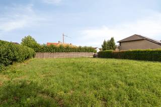Op zoek naar een ruim perceel met heel wat mogelijkheden? Dit mooie, rechthoekige perceel van 656 m² biedt een uitstekende basis voor wie op zoek is naar een ruime bouwgrond in Roeselare. Dankzij de gunstige perceelvorm en mooie afmetingen biedt het tal van mogelijkheden voor toekomstige bouwplannen.<br /><br />Het perceel heeft een breedte van maar liefst 33,5 meter en een diepte van 23 meter, waardoor de grond een mooie en praktische verhouding heeft. <br /><br /><strong>Bouwvoorschriften:</strong>
<ul>
<li>Bebouwing: open bebouwing.</li>
<li>Bouwdiepte gelijkvloers: maximaal 20 m.</li>
<li>Bouwdiepte verdieping: maximaal 14 m.</li>
<li>Bouwhoogte: maximaal 2 bouwlagen.</li>
<li>Dakvorm: uitsluitend een hellend dak met pannen of leiendakpannen. Een plat dak is niet toegelaten.</li>
</ul>
Ook de ligging vormt een belangrijke troef. U geniet hier van een aangename woonomgeving in Roeselare, gecombineerd met de voordelen van het wonen in een goed bereikbare stad. Een ideale uitvalsbasis voor wie rust en ruimte wil combineren met de nabijheid van het dagelijkse leven, winkels, scholen, horeca en diverse voorzieningen.<br /><br />Een mooie opportuniteit voor wie op zoek is naar een ruim en veelzijdig perceel op een aantrekkelijke locatie in Roeselare.<br /><br /><strong>Interesse? </strong>Aarzel niet ons te contacteren op 051/201.400 of info@dicasa.be.