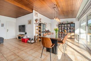 ong&amp;gt;Ligging<br />In het rustige en groene Wachtebeke bevindt zich deze tijdloze &amp;amp; vrijstaande bungalow op een royaal perceel van 950m². Een ideale ligging voor wie op zoek is naar gelijkvloers wonen in alle rust, omringd door natuur en ruimte. <br /><br /><strong>Indeling &amp;amp; ruimte</strong><br />Deze woonst beschikt over een lichtrijke leefruimte met grote raampartijen die het buitengevoel naar binnen brengen. De connectie met de tuin en het omliggende groen is hier een absolute troef. Verder beschikt deze woning over 3 volwaardige slaapkamers, een keuken, badkamer en ruime berging. U heeft de mogelijkheid om deze indeling volledig naar eigen wens om te vormen.<br /><br /><strong>Troeven</strong>
<ul><li><strong>Dak is 10 jaar geleden vernieuwd + beglazing 5 jaar geleden</strong></li><li><strong>Volledige privacy in de achtertuin</strong></li><li><strong>Voldoende parkeermogelijkheden op eigen domein</strong></li><li><strong>Panoramische uitzichten op agrarisch gebied</strong></li><li><strong>3 Volwaardige slaapkamers met ruimte tot indeling naar eigen wens</strong></li><li><strong>Asbestveilige woning</strong></li></ul>
Kortom, bent u op zoek naar een woonst waar rust, natuur &amp;amp; ruimte centraal staan? Dan is deze bungalow in Wachtebeke zeker een bezoek waard.<br /><br /><strong>UW DROOMWONING? ZO GEVONDEN!</strong>