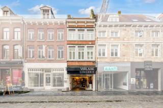Aan de Bosstraat 66 ligt deze eigendom met een gelijkvloers van 180 m² en bovenliggende woonst: een instapklaar luxe appartement (van ca 260...