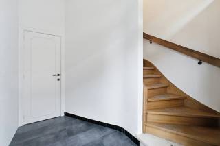 Looking for a spacious, fully move-in ready apartment ideally located near the center of Kortrijk? This unique apartment definitely deserves your attention!<br /><br />Thanks to its prime location, you can enjoy the comfort and vibrancy of a city center while benefiting from the space and comfort of a generous apartment.<br /><br />ADDITIONAL BONUS: no condominium fees and completely private access through your own entrance door. This gives you your own entrance hall, ensuring great privacy.<br /><br />LAYOUT: The separate entrance leads to a convenient storage space on the ground floor (ideal for bikes, etc.). The staircase then takes you up to the spacious apartment of no less than 122 m². <br />The bright living area forms the heart of this home, offering a cozy space for a sitting area as well as a large dining room adjacent to a fully equipped kitchen. Thanks to recently renewed windows, the living spaces enjoy pleasant natural light and an open, airy feel. <br />The apartment includes 2 large bedrooms, accessible via a separate night hall, as well as a renovated bathroom with a modern walk-in shower, a sink, and a toilet. Additionally, there is a separate guest toilet and a handy storage space in the upstairs hall.<br /><br />The icing on the cake: this apartment features a large terrace, perfect for enjoying peaceful moments, as well as a practical laundry storage room.<br /><br />In short, a spacious apartment with many advantages, a prime location, and no condominium fees. A unique opportunity for those seeking affordable and independent living close to Kortrijk’s center.<br /><br />Interested? Don’t hesitate—contact us today to schedule a viewing. This apartment truly must be seen in person!<br /><br />(Recent urban planning information has been requested)