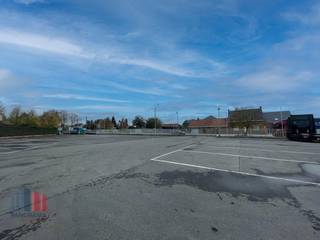 Strategisch gelegen bedrijfsgebouw met een oppervlakte van +/- 690 m² beschikbare bedrijfsruimte op een verhard terrein van +/- 6.616 m². De magazijnruimte met een oppervlakte van +/- 430 m² is toegankelijk via 3 automatische sectionale poorten ( 5 m breed en 4,5 m hoog), wat de toegankelijkheid optimaliseert. Het gebouw is uitgerust met een smeerput, de nodige elektriciteitsvoorzieningen, een lichtstraat en een mezannine van 88 m² die kan dienen voor extra stockage. De vrije hoogte van de magazijnruimte bedraagt +/- 5,73 meter.<br /><br />Binnen het gebouw is er een inpandig kantoor van ongeveer +/- 100 m², dat perfect kan worden ingericht voor administratieve taken of kan dienen als onthaalruimte. De aanpalende burelen van 145 m² bieden extra administratieve mogelijkheden.<br /><br />Groot pluspunt is de commerciële locatie nabij het centrum van Torhout en ligging op slechts 4 minuten van de op- en afrit 10 van de E403, wat zorgt voor een uitstekende bereikbaarheid. De verharde buitenruimte zorgt voor voldoende parkeer en circulatiemogelijkheden.<br /><br />Onmiddellijk beschikbaar. Aarzel niet om contact op te nemen met PANORAMA B2B voor bijkomende inlichtingen of om een vrijblijvend plaatsbezoek in te plannen. U kunt ons bereiken op het nummer 0476 215 115.