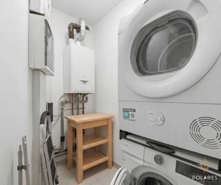 *** RÉSERVEZ VOTRE VISITE VIA WWW.POLARES.EU ***<br /><br />Cet appartement moderne de 2011 combine une disposition réfléchie, beaucoup de lumière naturelle et un emplacement excellent. Le salon spacieux se connecte parfaitement à la cuisine entièrement équipée et donne accès à la terrasse ensoleillée agréable, où vous pourrez profiter en toute tranquillité. De plus, l'appartement dispose de deux chambres, d'une salle de bains avec douche dans la baignoire et double lavabo, d'une buanderie/salle de stockage séparée et de toilettes séparées.<br /><br />Une place de parking privative et une cave offrent un confort supplémentaire et sont disponibles pour 14 000 €.<br /><br />L'emplacement à Jette est un atout majeur. Grâce à la proximité de la Ring (R0), de l'E40 et de l'aéroport de Bruxelles, vous bénéficiez d'une accessibilité excellente. De plus, les commerces, les écoles et les transports en commun se trouvent à distance de marche. L'UZ Bruxelles et diverses entreprises sont également à proximité, ce qui assure une attrait continu pour les locataires.<br /><br />Pour les investisseurs, il s'agit d'une opportunité particulièrement intéressante : l'appartement est actuellement loué, ce qui signifie que vous bénéficierez immédiatement de revenus locatifs dès l'acte.<br /><br />Atouts :<br />- Année de construction 2011 - 2 chambres (dont une avec terrasse) - grande terrasse ensoleillée - PEB B - Électricité conforme - parking et cave - Accessibilité excellente - Idéal pour investissement ou résidence principale.<br /><br />Un appartement prêt à emménager avec de bonnes performances énergétiques, un emplacement stratégique et un potentiel d'investissement attrayant. Contactez-nous pour plus d'informations ou une visite !