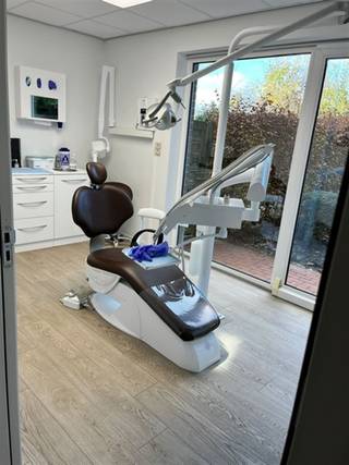 TE KOOP : Verhuurde praktijkruimte als investeringsgoed! Deze praktijkruimte, momenteel ingericht als tandartspraktijk, ligt in DE winkelstraat van...