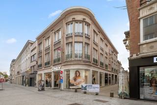 Plan your visit via www.polares.euVisit day Thursday 6 November.Discover this beautiful apartment on the second floor of a characterful building,...