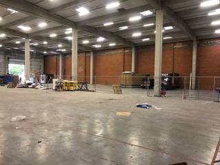 Magazijn van 2.500m² in de Industriezone te Mechelen-Zuid met sectionaal poort te huur nabij de E19.