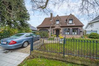 Située dans la très prisée Elzenstraat à Hove, sur un terrain de 657 m², cette villa de style campagnard se distingue par son espace, ses...