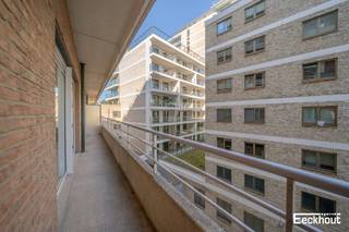 Ontdek dit appartement in residentie Marina Mercator aan het verzorgde Ernest Feysplein, centraal gelegen, vlak aan het station. Je wandelt buiten aan de jachthaven, met een supermarkt, de winkelstraat en tal van gezellige horeca-adresjes om de hoek. Het appartement bestaat uit een inkomhal met toegang tot een apart toilet en tot de lichtrijke leefruimte met open keuken. Vanuit de leefruimte heeft men toegang tot een ruime slaapkamer met aanpalende badkamer voorzien van een lavabomeubel, een tweede toilet en een bad-douche combinatie. De leefruimte en slaapkamer geven uit op het terras. Er is een gemeenschappelijke fietsenberging voorzien. Het appartement is bovendien asbestveilig bevonden. Dit appartement is de perfecte uitvalsbasis voor wie alles binnen handbereik wil!