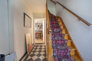 <p><b>Te renoveren woonhuis halfopen bebouwing met 3 slaapkamers, terras, te renoveren schuur en ruime tuin op circa 865 m² grond. De woning is volledig te renoveren en gelegen aan de rand van het grensdorp Meerle.<br />Indeling</b><b> </b>:<br /><strong>Gelijkvloers :</strong> Inkomhal : tegelvloer, trap naar de verdieping.<br /><strong>Woonkamer :</strong> 4,40 m x 4,40 m : vloerbekleding.<br /><strong>Eetplaats :</strong> 4,10 m x 3,75 m : vloerbekleding.<br /><strong>Keuken :</strong> aanbouwkeuken met beperkt comfort, tegelvloer.<br /><strong>Badkamer :</strong> beperkt comfort : ligbad en wastafel. <br /><strong>Toilet. <br /></strong><b>Verdieping 1</b> :<br /><strong>Nachthal. <br />Wasplaats :</strong> 3,80 m x 3,10 m : met aansluitpunt voor wasmachine, elektrische warmwaterboiler.<br /><strong>Slaapkamer 1 :</strong> 4,10 m x 3,75 m : vloerbekleding.<br /><strong>Slaapkamer 2 : </strong>3,50 m x 2,50 m : vloerbekleding.<br /><strong>Slaapkamer 3 :</strong> 3,50 m x 3,40 m.<br /><b>Verdieping -1</b> : provisiekelder : 16,00 m².<br /><b>Verdieping +1</b> : bergzolder onder dak : circa 25 m² op stahoogte.<br /><b>Buiten</b> : terras, ruime tuin.<br /><strong>Gemetselde tuinschuur : </strong>circa 80,00 m².</p>
<p></p>