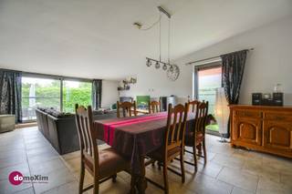 <p><span>Woning met handelsruimte op een gunstige locatie in Kampenhout</span></p><p><span> </span></p><p><span>Achter deze vrijstaande woning uit 1963 schuilt een bijzonder verhaal: een thuis waar doorheen de jaren met zorg en liefde werd gewerkt aan comfort en gezelligheid. Dankzij de uitgevoerde renovaties is deze woning vandaag volledig instapklaar, klaar om een nieuw hoofdstuk te schrijven.</span></p><p><span> </span></p><p><span>Bij het betreden van de privatieve woonst word je verwelkomd in de inkomhal, die je uitnodigt om verder te ontdekken. Vooraan bevindt zich de lichtrijke keuken met gezellige ontbijtruimte: de ideale plek om de dag rustig te beginnen. Verderop kom je via de gang bij een praktische wasruimte en extra berging, met handige toegang tot de tuin. Er is ook gastentoilet. Achteraan, een warme en ruime leefruimte waar het zicht op de tuin meteen rust brengt. Hier geniet je van knusse avonden!.</span></p><p><span> </span></p><p><span>Op de verdieping vind je twee volwaardige slaapkamers en een handige bureauruimte op de overloop, dewelke perfect is voor thuiswerk. De ruime badkamer biedt alle comfort met bad, douche, dubbele wastafel en toilet.</span></p><p><span> </span></p><p><span>De zolderverdieping verrast met een derde slaapkamer, die zich ook perfect kan lenen als hobbyruimte, speelkamer of atelier.</span></p><p><span> </span></p><p><span>Buiten ontdek je een tuin rondom de woning, met een royaal terras waar het heerlijk vertoeven is. Het ruime tuinhuis geeft bovendien plaats aan al je extra materialen.</span></p><p><span> </span></p><p><span>Wat deze eigendom echt bijzonder maakt, is het afzonderlijke commerciële gedeelte met eigen ingang. </span></p><p><span>Momenteel huisvest hier een gevestigde bloemenzaak, gekend in de streek om haar kwaliteit en uitstraling. De winkelruimte, gecombineerd met een praktische stockage- en atelierruimte, biedt tal van mogelijkheden voor zelfstandigen en creatieve ondernemers. Bovendien is er ook nog een afzonderlijke garage aanwezig.</span></p><p><span> </span></p><p><span>Wens je wonen en werken naadloos met elkaar te verbinden? </span></p><p><span>Deze eigendom biedt een zeldzame combinatie van mogelijkheden: ideaal voor wie een vrij beroep wil uitoefenen, een gezin dat ruimte zoekt, of wie vooruitkijkt naar een comfortabele toekomst.</span></p><p><span> </span></p><p><span>Contacteer ons vandaag nog voor een bezoek!</span></p><p><span> </span></p><p><span>015 20 36 00 - info@domoxim.be</span></p><p><span> </span></p><p><span>domoXim. Waar dromen thuis komen!</span></p><p><span> </span></p><p><span>Ook de waarde van je </span><span>eigen</span><span> woning kennen? Wij geven je graag advies.</span></p>