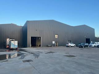 Ontdek deze uitzonderlijke industriële hal van ca. 7.300 m², ideaal gelegen op de gerenommeerde voormalige Saint-Gobain-site in Sambreville...