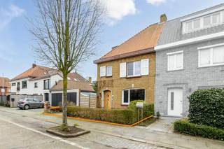 KARAKTERVOLLE verder te renoveren HALF-OPEN WONING, op een grondoppervlakte van 332 m², PRAKTISCHE & MOOIE LIGGING. Ruim ingedeeld, gelegen vlakbij de Maalse Steenweg met alle winkels, scholen, Veltembos, Interbad,... Op het gelijkvloers: inkom, kelder, grote leefruimte, keuken, berging en doucheruimte. Op het verdiep: 4 volwaardige slaapkamers en badkamer. Leuke ZONNIGE TUIN met berging/ GARAGE. Nieuwe RAMEN, rolluiken, NIEUW GEISOLEERD DAK, betongewelven, GOEDGEKEURDE ELEKTRICITEIT, ZONNEPANELEN & THUISBATTERIJ. De ligging, de tuin, 4 slpks, deze woonst is bijna klaar voor een nieuw gezin! EPC 365 kWh/m² UC3807256