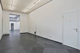 Kantoorruimte op het gelijkvloers gelegen aan het LaarIndeling:Via de gemeenschappelijke inkomhal van het gebouw betreedt men de handelsruimte,...