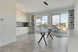 Dit recente appartement bevindt zich in Residentie The Corner in de Veurnestraat, op een steenworp van de Grote Markt. Alle nodige voorzieningen nabij vlot bereikbaar. Het appartement zelf is gelegen op de tweede verdieping en is toegankelijk via de lift. Parkeren kan in de inbegrepen ondergrondse garage.<br /><br />Indeling<br /><br />* Verdieping +2:<br />- inkomhal<br />- apart toilet <br />- wasplaats/berging <br />- lichtrijke, leefruimte met volledig ingerichte, open keuken uitgerust met een spoelbak, koelkast, oven, keramische kookplaat met dampkap en vaatwasser<br />- ruim zuidwest-gericht terras <br />- badkamer voorzien van een inloopdouche, toilet en dubbel lavabomeubel <br />- 2 slaapkamers<br /><br />* Gelijkvloers 0:<br />- gemeenschappelijke fietsen- en afvalberging<br /><br />* Verdieping -1:<br />- inbegrepen afgesloten garage met een autolift<br /><br />=> EPC-label A<br />=> Zonnepanelen en waterverzachter aanwezig<br />=> Onmiddellijk beschikbaar<br /><br />Bestuursmaatregelen in het maatregelenregister: nee