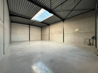 Deze nieuwbouw KMO-unit met een oppervlakte van 210 m² is strategisch gelegen op slechts 2 km van de R4. De locatie biedt een snelle verbinding...