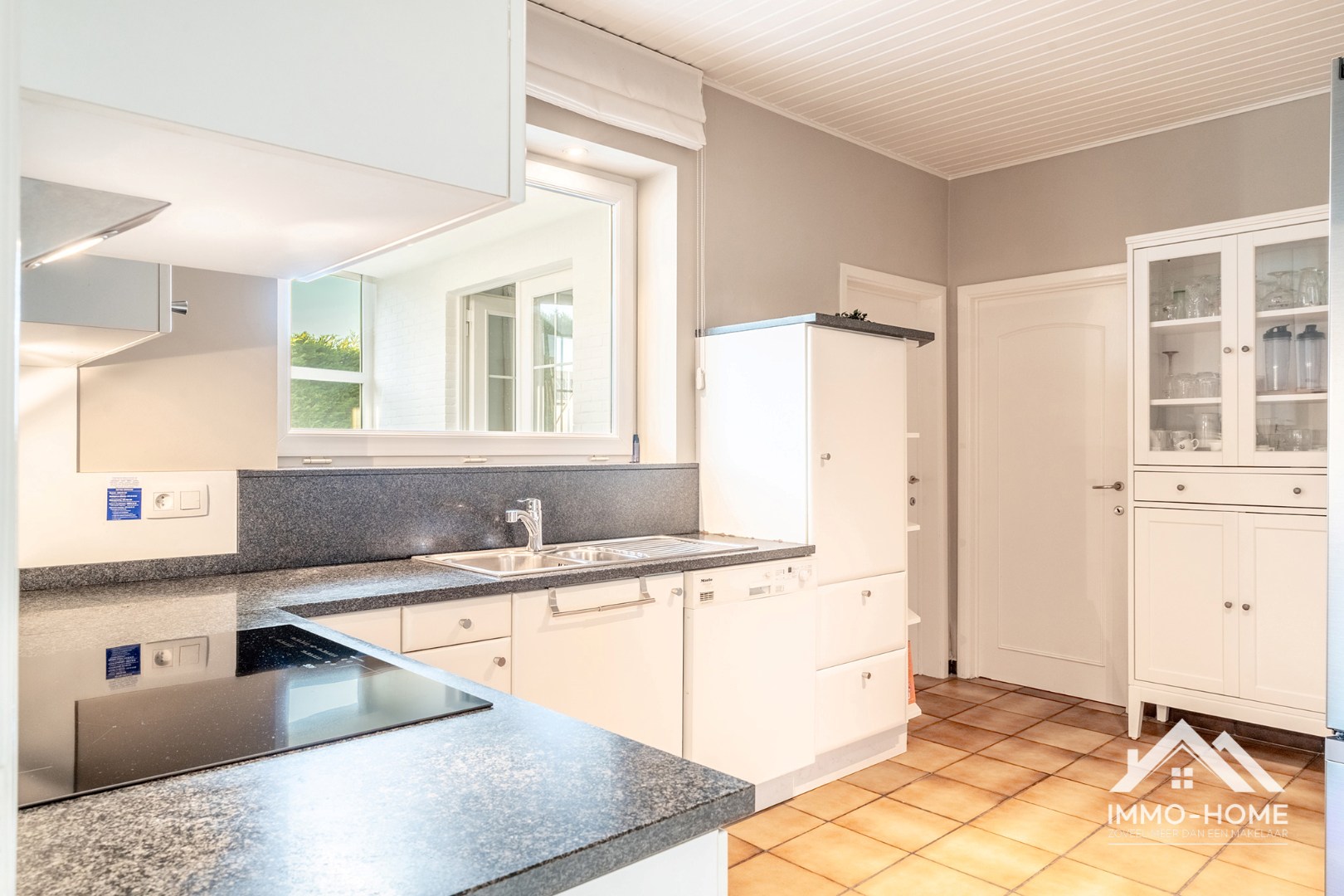 Charmante instapklare halfopen woning met ruime oprit! - foto 3