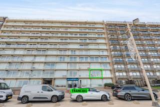 Ontdek deze gerenoveerde studio (2020) met prachtig zeezicht en terras in de stijlvolle residentie Helix op de Zeedijk in Middelkerke. Een...