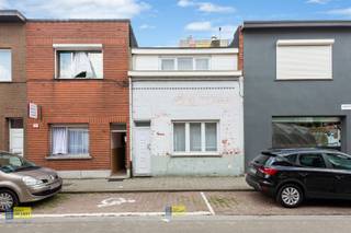 <p><span>In het hartje van Merksem, op wandelafstand van winkels en openbaar vervoer maar wel in een rustige woonwijk, vindt u deze uitstekend onderhouden starterswoning of kleine EGW met kleine koer.</span></p><p><span>Op het schilderen of renoveren van de voorgevel na ( </span><span>foto voorgevel is impressie</span><span>), is deze goed ingedeelde woning van A tot Z gerenoveerd en dus quasi instapklaar. </span></p><p><span>De woning beschikt over alle hedendaags comfort met een kwalitatief ingerichte keuken, uitstekende afwerking van vloeren en muren en met op de 1ste verdieping 2 volwaardige , ruime slaapkamers en grote badkamer.</span></p><p><span>Hier kan u dus nog voor een budgetvriendelijke prijs uw eerste stappen in het vastgoed zetten op korte afstand van Antwerpen centrum ( vlakbij openbaar vervoer en fietsbrug over Albertkanaal : hoge mobiliteitsscore!)</span></p><p><span> </span></p><p><span> </span></p>