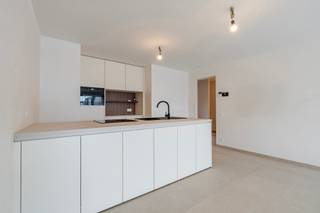 In het hart van Zeveneken (Lochristi), op wandelafstand van winkels, school, apotheek en openbaar vervoer, vind je Residentie 't Eikennest – een stijlvol en tijdloos nieuwbouwproject met uitstekende bereikbaarheid richting Gent, Lokeren, E17, E40 en R4.
Op de tweede verdieping bevindt zich een volledig afgewerkt, instapklaar appartement met hoogwaardige materialen. Het appartement is lichtrijk, beschikt over twee slaapkamers, een zuidgericht terras en werd uitgerust met automatische zonwering, vloerverwarming, een energiezuinige warmtepomp en zonnepanelen (E-peil 30).
Alles is tot in de puntjes afgewerkt – verhuizen kan onmiddellijk.
Of je nu op zoek bent naar een nieuwe thuis of een zorgeloze investering: dit appartement combineert wooncomfort, energiezuinigheid en topligging in één sterk geheel.
Contacteer ons voor een bezoek en ontdek de mogelijkheden van dit instapklare appartement in Residentie 't Eikennest.