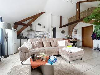 <p>Situé à deux pas du centre de Hannut et proche de toutes les facilités, cet appartement se compose d'une cuisine équipée qui donne sur un salon/séjour. Chauffage électrique, châssis double vitrage bois. L'appartement est composé de 2 chambres (14 et 8). Il vous séduira de part ses facilités, sa luminosité ainsi sa proximité avec le centre tout en étant dans un environnement campagnard. Grand jardin commun et parking sur le côté de la résidence. Agréable et confortable, ce bien n'attend plus que vous! Loyer de 850EUR/mois + 30EUR/mois de provisions (électricité des communs et entretien des parties communes). Compteur électrique et eau individuel. Libre fin juillet. Bail de 1 an. 2 mois de garantie locative (1.700€). Location sous réserve d'accord du propriétaire. PEB E – 344 kWh/m².an - 29 940 kWh/an – 20191012007089</p>
<p>Contactez-nous: 0498/16.70.99 ou par mail kenza.h@weinvest.be<br />***** Pour recevoir d'autres opportunités en exclusivité, nous vous invitons à nous contacter directement. Nous sommes disponibles pour vous accompagner dans votre recherche d'achat ou d'investissement ainsi que dans votre projet de vente. Pour toute demande d'évaluation GRATUITE et SANS ENGAGEMENT *****</p>