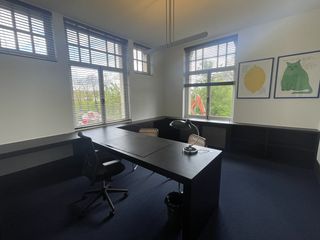 Deze volledig gemeubileerde private office met gemeenschappelijke vergaderruimtes staan te huur in Deurle. De kantoren bevinden zich op de...