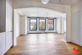 In het bruisende centrum van Leuven, met zicht op het levendige Rector De Somerplein en de Sint-Pieterskerk, bevindt zich dit volledig vernieuwde, instapklare appartement van 79m² (cfr. EPC) met één slaapkamer. Het appartement is vlot toegankelijk via de personenlift die aanwezig is in het gebouw.<br /><br />De grote troef van dit appartement is zonder twijfel de open leefruimte met panoramisch uitzicht over het stadscentrum.<br /><br />De keuken is geïntegreerd in de leefruimte en is volledig uitgerust voor optimaal kookcomfort.<br />Aansluitend op de slaapkamer bevindt zich een moderne badkamer met inloopdouche en lavabo. Verder is er een aparte wc en een compacte wasruimte aanwezig in het appartement.<br /><br />Dit appartement biedt het perfecte evenwicht tussen modern wooncomfort en een uitzonderlijke ligging, midden in de stad, op wandelafstand van winkels, horeca, openbaar vervoer, <br />cultuur en talrijke universitaire faculteitsgebouwen. Ideaal voor wie het bruisende stadsleven wil ervaren.<br /><br />Troeven:<br />- bushalte voor de deur, met buslijnen naar verscheidene campussen en treinstation<br />- gelegen aan het Rector De Somerplein met panoramisch zicht<br />- volledig vernieuwd met gunstig EPC B<br />- asbestvrij<br />- kelderruimte gelegen op -1 van +/- 5m²<br />- ruime inbouwkleerkast in de slaapkamer<br />- combi-wasmachine aanwezig<br />- alle vensters zijn voorzien van afneembare vliegenramen<br />- ingang tot het appartement via een pantserdeur (inbraak- en brandwerend volgens WK3-standaard)