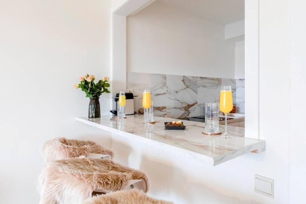 Stylish renovated 1-bedroom apartment by the water in the heart of Ghent. - photo 4