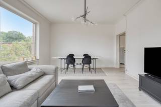 Recent vernieuwd appartement in aangename bruisende buurt.<br />Nabij het Te Boerlaerpark en op wandelafstand van diverse tavernes en winkels.<br /><br />Aparte inkomhal met vestiairemogelijkheid. <br />Ruime woon- en leefruimte op een vernieuwde tegelparket, met grote raampartijen die zorgen voor een fijne natuurlijke lichtinval. <br />Originele keuken voorzien van elektrische kookplaat en oven. <br /><br />2 Ruime en volwaardige slaapkamers. Originele badkamer met enkele lavabo, ligbad en toilet.<br />Dit appartement is beschikbaar 01/06/2026 en geschikt voor maximum 4 personen.