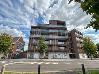 Op zoek naar een modern en energiezuinig appartement op een gunstige locatie? Dit recente nieuwbouwappartement in Hasselt combineert hedendaags wooncomfort met een uitstekende ligging nabij het stadscentrum.<br /><br />Het appartement is volledig instapklaar en geniet van een mooie, moderne uitstraling. De slaapkamer is voorzien van praktische inbouwkasten, waardoor er voldoende opbergruimte aanwezig is zonder dat dit ten koste gaat van de ruimte. Daarnaast beschikt het appartement over een aangename terras, een praktische kelderberging en een autostaanplaats.<br /><br />Dankzij de centrale ligging in Hasselt bevinden winkels, scholen, openbaar vervoer en andere dagelijkse voorzieningen zich in de nabije omgeving. Ook het centrum van Hasselt is vlot bereikbaar.<br /><br />Indeling:<br /><br />Verdiep +3<br />- inkomhal<br />- lichtrijke leefruimte<br />- volledig uitgeruste keuken<br />- 1 slaapkamer met inbouwkasten<br />- badkamer<br />- toilet<br />- praktische berging<br /><br />Verdiep -1<br />kelderberging<br />autostaanplaats inbegrepen (nr. 32)<br /><br />Wie een appartement wil huren in Hasselt en belang hecht aan comfort, energiezuinigheid en een goede bereikbaarheid, vindt hier een interessante opportuniteit. Dit appartement te huur in Hasselt is bovendien ideaal voor wie graag dicht bij het centrum woont zonder aan wooncomfort in te boeten.<br /><br />Dankzij de combinatie van nieuwbouwkwaliteit, de mooie en verzorgde uitstraling, een eigen tuin en autostaanplaats onderscheidt dit huurappartement zich binnen het aanbod van vastgoed in Hasselt. De ligging maakt het bovendien interessant voor wie op zoek is naar verhuur in Hasselt met winkels en openbaar vervoer binnen handbereik.