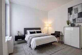 <p><span> </span></p><p><span>Rustig gelegen en energiezuinig appartement te Oostende.</span></p><p><span> </span></p><p><span>Bent u op zoek naar een instapklaar en energiezuinig appartement op een vlot bereikbare locatie? Dan is dit recent gerenoveerde appartement zeker een bezoek waard.</span></p><p><span> </span></p><p><span>Het appartement bevindt zich op de tweede verdieping van een kleinschalige residentie met slechts drie appartementen. Dankzij de gunstige ligging, op slechts 1 km van de autosnelweg, geniet u bovendien van een uitstekende bereikbaarheid.</span></p><p><span>Het gebouw is uitgerust met zonnepanelen, wat de energiezuinigheid van het appartement nog verder verhoogt en bijdraagt aan lagere energiekosten. Daarnaast werd de gevel onlangs geïsoleerd, wat zorgt voor extra energie-efficiëntie.<br /><br /></span></p><p><span>Indeling:</span></p><p><span>- Woonruimte</span></p><p><span>- Badkamer</span></p><p><span>- Keuken</span></p><p><span>- Slaapkamer</span></p><p><span> </span></p><p><span>Troeven: </span></p><p><span>- Woonoppervlakte: 69m²</span></p><p><span>- Vlotte bereikbaarheid van de autosnelweg</span></p><p><span>- Rustig gelegen</span></p><p><span>- Gunstige EPC- label </span></p><p><span>- Recent gerenoveerd</span></p><p><span>- Zonnepanelen aanwezig</span></p><p><span> </span></p><p><span>Informatie:</span></p><p><span>- Prijs: € 175.000</span></p><p><span>- EPC-label: B (vóór isolatie van de gevel)</span></p><p><span>- EPC- label na isolatie van de gevel is in opmaak.</span></p><p><span>- Stedenbouwkundige informatie: Vg | Wg | Gmo | VKr | Gvv</span></p><p><span> </span></p><p><span>Interesse? neem contact op met Yana op het nummer 0488/44.60.92 of yana@heritagevastgoed.be</span></p><p><span> </span></p><p><span> </span></p>