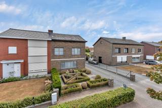 <p>Deze halfopen bebouwing in de Centrumlaan te Petegem (Deinze), gelegen op een mooi perceel van 531 m², biedt een uitstekende basis voor wie een woning volledig naar eigen smaak wil renoveren.</p><p>Dankzij de praktische indeling, aangename buitenruimte en gunstige ligging beschikt deze woning over heel wat potentieel.</p><p> </p><p>Op het gelijkvloers bevinden zich de inkomhal met apart toilet, een ruime woonkamer, keuken, bijkeuken en veranda.</p><p>De eerste verdieping telt drie slaapkamers en een badkamer. Daarnaast is er een ruime zolder die bijkomende mogelijkheden biedt.</p><p> </p><p>Buiten geniet u van een aangename tuin, een aparte garage en een ruime oprit met voldoende parkeergelegenheid.</p><p>De combinatie van de halfopen bebouwing, het perceel, de garage en de verschillende ruimtes maakt dit een interessante basis voor de realisatie van een hedendaagse gezinswoning op maat.</p><p> </p><p>De Centrumlaan geniet een vlot bereikbare ligging, met winkels, scholen, horeca en andere dagelijkse voorzieningen in de buurt.</p><p>Ook het centrum van Deinze en het station zijn gemakkelijk te voet of met de fiets bereikbaar.</p><p>Dankzij de goede verbinding met de belangrijkste invalswegen zijn Gent, Kortrijk en omliggende gemeenten vlot bereikbaar.</p><p> </p><p>Een interessante renovatiekans voor wie op zoek is naar een woning met potentieel op een gunstige locatie!</p><p></p><p>De vermelde prijs is een richtprijs; de verkoper behoudt het recht om biedingen al dan niet te aanvaarden!</p>