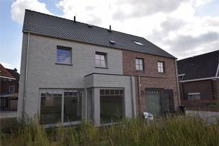 Mooi gelegen stuk bouwgrond voor het bouwen van een half-open bebouwing in een rustige buurt,<br /><br />Lot 2 Opp. +/- 700 m² prijs : € 140.000<br /><br />FORMULE WATER- EN WINDDICHT:<br />- Ruwbouwwerken<br />- Timmerwerken<br />- PVC ramen met beglazing kw 1.0<br />- Dak- &amp; zinkwerken<br />_________________<br />= € 215.421 excl. btw<br /><br />OPTIE AFWERKING:<br />- Elektriciteit en ventilatie<br />- Chape -en vloerisolatie<br />- Pleisterwerken<br />- Sanitaire werken ( HW toestellen = € 4.000 excl. btw )<br />- Warmtepomp lucht/water ( Viessmann )<br />- Bevloering ( HW vloer : 35€/m² HW plinten : 12.50€/lm HW wandtegels : 25€/m² )<br />- Keukeninstallatie ( HW = € 8.000 excl. btw)<br />- Binnen schrijnwerk<br />- Voegwerken<br />- Blowerdoortest<br />- Zonnepanelen 8st. ( 435 Wp )<br />_________________<br />= € 110.974 excl.btw<br /><br />WIJ BOUWEN OOK A LA CARTE<br />Opties zijn mogelijk tot net voor " Normale Bewoonbaarheid" (volgens aannemingsovereenkomst)<br />Informeer naar onze interessante HUISRUIL-FORMULE<br /><br />zie ook : WWW.SPEYBROECK.BE<br />Bel 0473 300 700 of GRATIS 0800 15 700