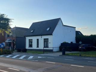 Bent u op zoek naar een vastgoedproject met een direct rendement? Deze vrijstaande woning is momenteel feitelijk opgedeeld in 4 verhuurde en functioneel ingerichte studio's. Daarnaast beschikt het perceel over 4 aparte garages met een ruime keermogelijkheid en vlotte toegang.<br />(!) de huidige feitelijke opdeling wijkt af van de vergunde situatie. <br />Graag plan ik een afspraak met u om de mogelijkheden te bespreken.