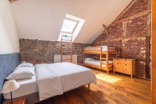 Midden in de prachtige natuur rond Malmedy bevindt zich deze karaktervolle natuurstenen hoeve, waar authenticiteit, ruimte en hedendaags comfort harmonieus samenkomen. Deze volledig gerenoveerde eigendom is ontworpen om grote gezinnen en groepen in alle comfort te ontvangen en vormt de ideale uitvalsbasis voor ontspannen verblijven, familiebijeenkomsten of vakanties met vrienden.<br /><br />De leefruimtes stralen warmte en gezelligheid uit dankzij de combinatie van authentieke materialen, zoals natuursteen, houten balken en bakstenen plafonds, met een eigentijdse afwerking. De ruime, volledig uitgeruste keuken is perfect afgestemd op grote gezelschappen en sluit naadloos aan op een royale eetruimte waar samen tafelen centraal staat. De gezellige woonkamer met open haard en biljart nodigt uit om te ontspannen na een actieve dag.<br /><br />De woning beschikt over 7 slaapkamers en 7 badkamers, waardoor elke gast kan genieten van comfort, privacy en een eigen ruimte. De kamers behouden hun landelijke charme en bieden tegelijk alle praktische voorzieningen voor een zorgeloos verblijf.<br /><br />Buiten strekt zich een mooi aangelegde tuin uit waar rust en natuur de hoofdrol spelen. Tijdens de zomermaanden zorgen het verwarmde buitenzwembad, de zonneterrassen, de barbecue en de verschillende zithoeken voor een heerlijke vakantiesfeer. In de winter krijgt de hoeve een totaal andere charme, met besneeuwde landschappen en een warme, gezellige ambiance.<br /><br />De wellnessruimte met sauna vormt de perfecte afsluiter van een dag wandelen of fietsen in de omliggende bossen, op het plateau van de Hoge Venen of in het nabijgelegen Nationaal Park Eifel.<br /><br />Een uitzonderlijk eigendom dat authenticiteit, comfort en een indrukwekkende capaciteit combineert. Ideaal als ruime familiewoning, tweede verblijf of kwalitatieve vakantie-accommodatie in één van de mooiste natuurgebieden van België.