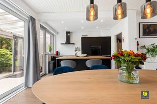 <p><span>Deze gezellige woning met drie slaapkamers heeft alle comfort voor een jonge familie of koppels die op zoek zijn naar hun gezellige thuis. Met een bewoonbare oppervlakte van 154m² ( cfr epc) en een perceel oppervlakte van 158m², combineert het een gezellige leefruimte met een aangename buiten omgeving. De zolder biedt mogelijkheid om nog extra slaapkamer(s) of badkamer te maken</span></p><p><span>De gunstige EPC score ( B-label) , elektriciteit die conform is en het is asbest veilig maakt deze woning compleet.</span></p><p><span> </span></p><p><span>Indeling: </span></p><p><span>Gelijkvloers:</span></p><p><span>De lichte, open leefruimte nodigt uit tot ontspanning, met veel natuurlijk licht door de grote ramen die uitkijken op de aangelegde tuin. De hedendaagse keuken is volledig uitgerust en beschikt over een centraal kookeiland, ideaal voor zowel dagelijks gebruik als voor het ontvangen van gasten.</span></p><p><span>Achteraan de  tuin bevindt zich een charmante zithoek, perfect voor zomerse barbecues of een rustig moment in de buitenlucht.  Verder is er nog een  gasten toilet aanwezig. </span></p><p><span> </span></p><p><span>Eerste verdieping:</span></p><p><span>Op de eerste verdieping bevinden zich de 3 slaapkamers van circa: 18m² , 15,5 m² en 9 m²; De badkamer is uitgerust met douche, lavabomeubel en een toilet.</span></p><p><span> </span></p><p><span>Zolder:</span></p><p><span>De zolder die momenteel bereikbaar is via een trektrap biedt tal van mogelijkheden: extra slaapkamer(s) , badkamer, polyvalente ruimte,..</span></p><p><span> </span></p><p><span>Kelder</span><span>:</span></p><p><span>De woning is voorzien van een kruip kelder.</span></p><p><span> </span></p><p><span>Constructie:</span></p><p><span>Betonconstructie</span></p><p><span> </span></p><p><span>Gevelbreedte</span><span>:</span></p><p><span>6, 5 meter </span></p><p><span> </span></p><p><span>Verwarming</span><span>:</span></p><p><span>De verwarmingsketel is op gas</span></p><p><span> </span></p><p><span>Omgeving van de woning:</span></p><p><span>- Rustige straat.</span></p><p><span>- Op wandelafstand van het dorp van Aartselaar.</span></p><p><span>- Vlotte verbinding naar Antwerpen en Brussel.</span></p><p><span>- Kindvriendelijke buurt.</span></p><p><span> </span></p><p><span> </span></p><p><span>Renovatie in 2020</span></p><p><span>- Nieuwe verwarmingsketel </span></p><p><span>- Raam partijen vernieuwd op het gelijkvloers achteraan</span></p><p><span>- Keuken vernieuwd </span></p><p><span>- Badkamer vernieuwd </span></p><p><span> </span></p><p><span>Extra voordelen</span></p><ul><li><span>Instapklare woning </span></li><li><span>Leefruimte op het gelijksvloers</span></li><li><span>Gevelbreedte van 6,5 meter</span></li><li><span>Veel natuurlijke lichtinval</span></li><li><span>Betonconstructie</span></li><li><span>3 slaapkamers met mogelijkheid tot 5 slaapkamers </span></li><li><span>Zolder biedt tal van mogelijkheden </span></li><li><span>Gunstige EPC score ( B-label)</span></li><li><span>Asbestveilig</span></li><li><span>Elektriciteit conform</span></li></ul><p><span> </span></p><p><span> </span></p><p><span> </span></p><p><span> </span></p><p><span> </span></p>