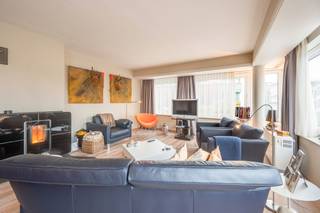 Ruim en instapklaar appartement met 2 slaapkamers gelegen in hart van Oostende op wandelafstand van winkels, horeca, openbaar vervoer, zeedijk, strand en duinen. Dit appartement heeft een bewoonbare oppervlakte van 112 m² en bevindt zich op de vijfde verdieping. Dankzij de gunstige ligging geniet u hier van een aangename lichtinval, optimale privacy, een open zicht en zijdelings zeezicht.<br /><br />Bij het betreden van het appartement komt u in de inkomhal met praktische berging. De ruime en lichtrijke woonkamer met eetplaats sluit aan op de volledig geïnstalleerde keuken, die bovendien toegang biedt tot een klein terras. Verder beschikt het appartement over twee volwaardige slaapkamers, een badkamer en een afzonderlijk toilet. Extra opbergruimte vindt u in de berging op de gemeenschappelijke gang.<br /><br />Het appartement werd recent gerenoveerd en is volledig instapklaar: parketvloer doorheen het appartement, een pelletkachel, ingemaakte kasten en recent geschilderd. De combinatie van ruimte, comfort, lichtinval en een uitstekende ligging maakt dit appartement bijzonder aantrekkelijk als vaste woonst of tweede verblijf aan zee.<br /><br />Bent u op zoek naar een ruim en instapklaar appartement op een toplocatie in Oostende? Dan is dit pand zeker een bezoek waard!<br /><br />Voor meer informatie of een bezoek ter plaatse contacteer Gaëlle op het nummer 0479 17 17 17.