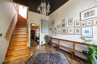 Ontdek deze charmante woning met een prachtige gevel, gelegen op een centrale locatie. Bij binnenkomst word je verwelkomd in een ruime inkomhal...