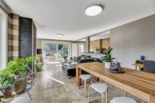 <p>Op een rustige locatie te Denderhoutem bevindt zich deze ruime instapklare HOB op een perceel van 5a 56ca. De woning werd gebouwd in 2008 en biedt enorm veel mogelijkheden. Winkels, scholen, horeca en openbaar vervoer bevinden zich in de nabijheid. Op een boogscheut bevinden zich de uitvalswegen naar Aalst, Gent, Brussel en Geraardsbergen. Het gelijkvloers omvat een inkomhal, een gastentoilet, een bureau/slaapkamer, een lichtrijke living met salon en eetplaats, een keuken, een berging/wasplaats en een garage. Het verdiep bestaat uit een nachthal, drie slaapkamers, een badkamer (bad, douche, dubbele lavabo en toilet) en een bureauruimte die toegang biedt tot het zolderverdiep. Op het tweede verdiep bevindt zich momenteel een ruime sportkamer (62m²) die kan worden onderverdeeld in verschillende kamers. Verder beschikt deze woning over een oprit met plaats voor twee auto's, een zuid-gerichte tuin, een (zwem)vijver, een volledig aangelegd terras en een gezellige tuin. Enkele troeven zijn alvast: Laag EPC: A - Elektriciteit conform - CV op aardgas - 16 Zonnepanelen (6160 Wp) - Thuisbatterij (10KW) - Rustige ligging - Ruime woning - Instapklaar.</p>