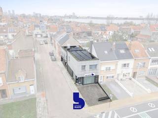 Temidden Bredene Sas bevindt zich deze commerciële hoekwoning die geschikt is voor tal van bestemmingen, zoals horeca, kapsalon, burelen,...